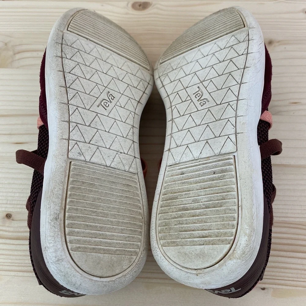 Women’s Burgundy & Pink Cross-Strap Casual Flats